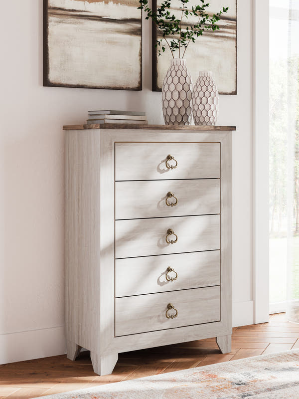 Laigmeyer Two-tone Five Drawer Chest in a bedroom