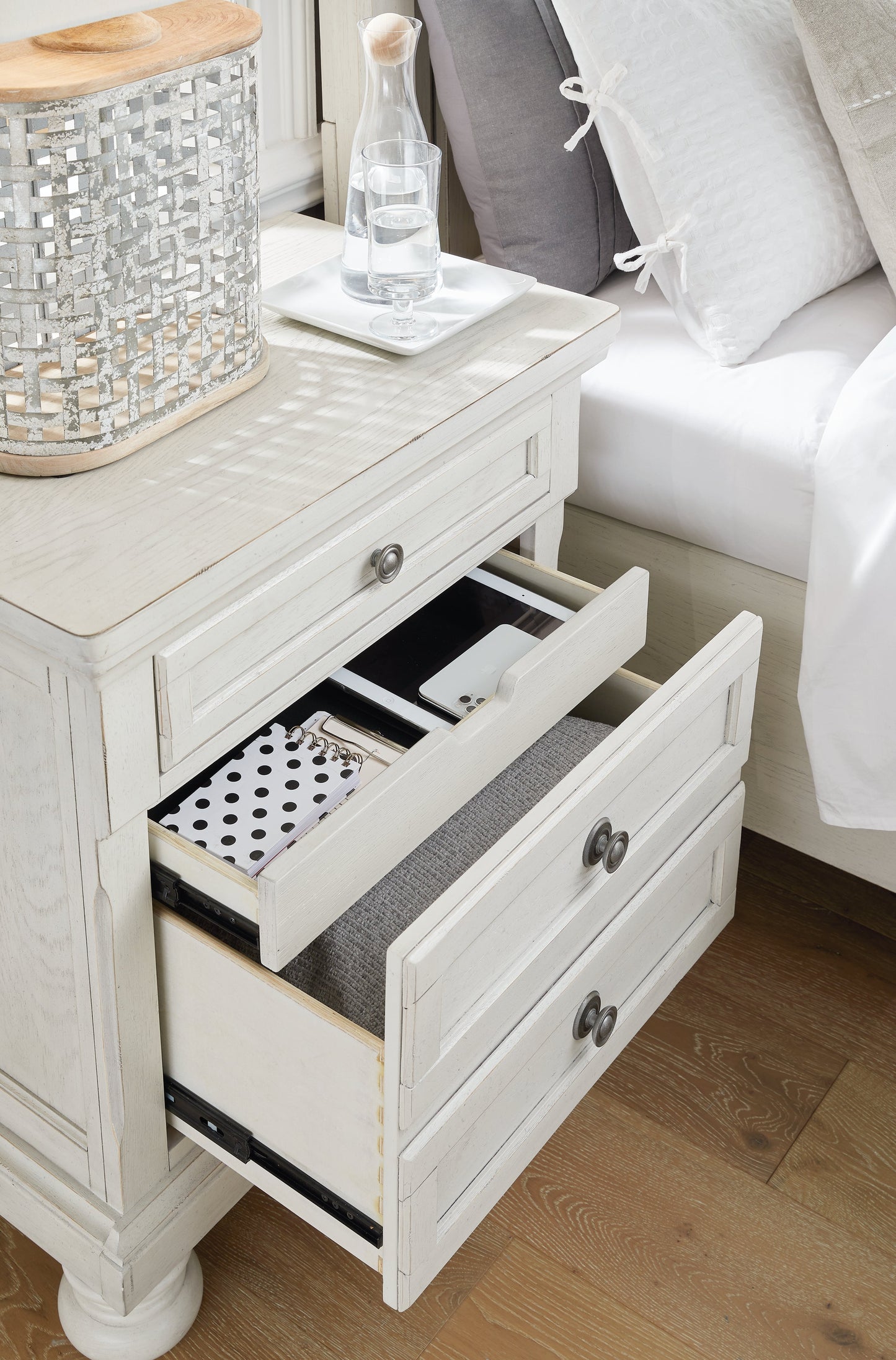 Robbinsdale White Queen Storage Bedroom Set with Dresser, Mirror and Nightstand