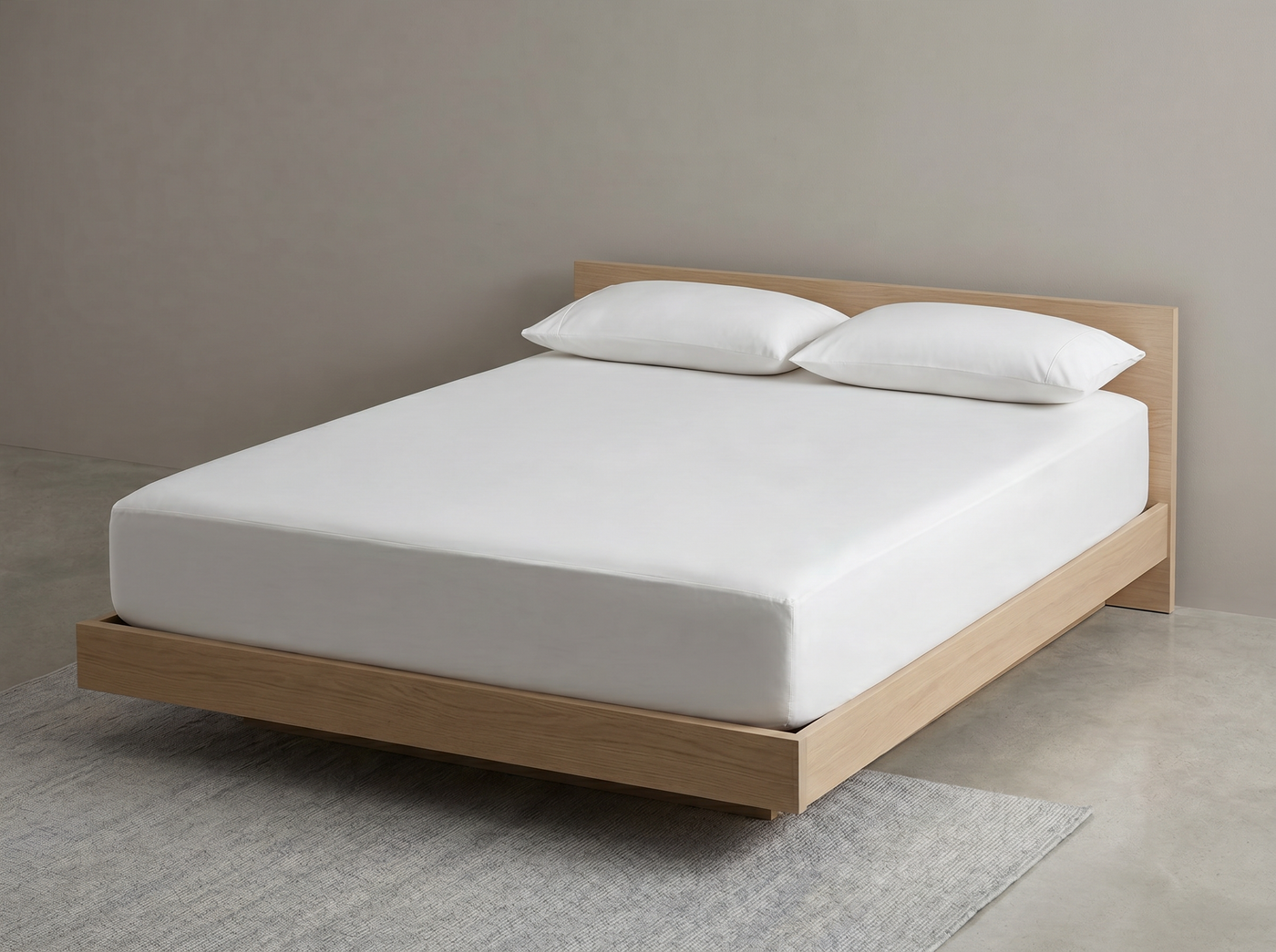 Quiet mattress protector fitted on a bed
