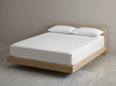 Quiet mattress protector fitted on a bed